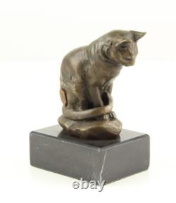 Sculpture d'un Chat Assis en bronze sur un marbre noir d'après Barye