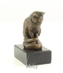 Sculpture d'un Chat Assis en bronze sur un marbre noir d'après Barye