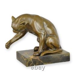 Sculpture d'un Chat cubiste assis drôle en bronze sur socle en marbre signée