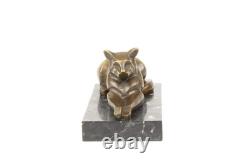 Sculpture d'un Chat moderne allongée sur un marbre noir d'arpès Michel Decoux