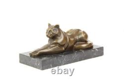 Sculpture d'un Chat moderne allongée sur un marbre noir d'arpès Michel Decoux