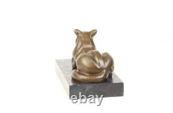 Sculpture d'un Chat moderne allongée sur un marbre noir d'arpès Michel Decoux