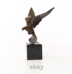 Sculpture d'un Pigeon en Vol sur un socle en marbre noir d'après Ceonard