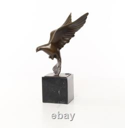 Sculpture d'un Pigeon en Vol sur un socle en marbre noir d'après Ceonard