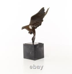 Sculpture d'un Pigeon en Vol sur un socle en marbre noir d'après Ceonard