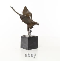 Sculpture d'un Pigeon en Vol sur un socle en marbre noir d'après Ceonard