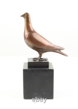 Sculpture d'un Pigeon en bronze sur un marbre noir d'après Landon Metz