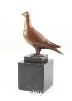 Sculpture d'un Pigeon en bronze sur un marbre noir d'après Landon Metz