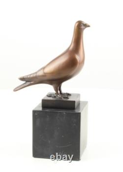 Sculpture d'un Pigeon en bronze sur un marbre noir d'après Landon Metz