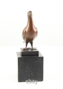 Sculpture d'un Pigeon en bronze sur un marbre noir d'après Landon Metz