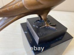 Sculpture d'un Pigeon en bronze sur un socle en marbre noir d'après Landon Metz