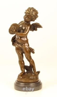 Sculpture d'un Putto jouant la Cymbales en bronze sur un marbre noir signée