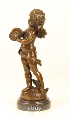Sculpture d'un Putto jouant la Cymbales en bronze sur un marbre noir signée