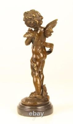 Sculpture d'un Putto jouant la Cymbales en bronze sur un marbre noir signée