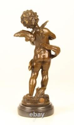 Sculpture d'un Putto jouant la Cymbales en bronze sur un marbre noir signée
