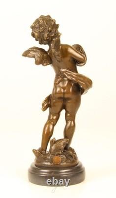 Sculpture d'un Putto jouant la Cymbales en bronze sur un marbre noir signée