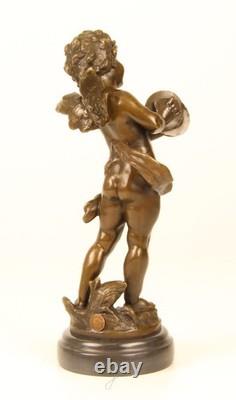 Sculpture d'un Putto jouant la Cymbales en bronze sur un marbre noir signée