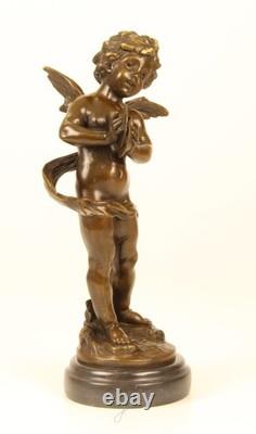 Sculpture d'un Putto jouant la Cymbales en bronze sur un marbre noir signée