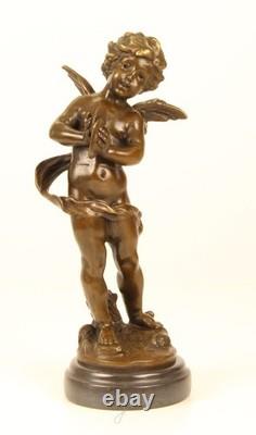 Sculpture d'un Putto jouant la Cymbales en bronze sur un marbre noir signée