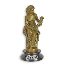 Sculpture d'une Bacchante sur un socle en marbre noir Signée