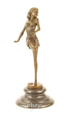 Sculpture d'une Belle Danseuse en bronze sur un socle en marbre d'après B. Zach