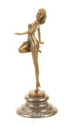 Sculpture d'une Belle Danseuse en bronze sur un socle en marbre d'après B. Zach