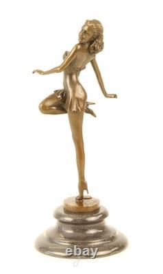Sculpture d'une Belle Danseuse en bronze sur un socle en marbre d'après B. Zach