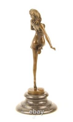 Sculpture d'une Belle Danseuse en bronze sur un socle en marbre d'après B. Zach