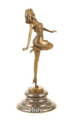 Sculpture d'une Belle Danseuse en bronze sur un socle en marbre d'après B. Zach