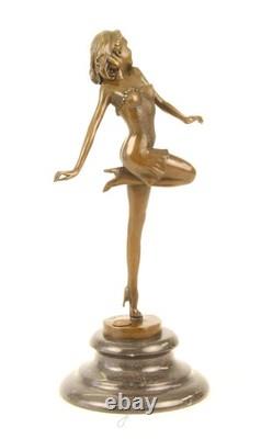Sculpture d'une Belle Danseuse en bronze sur un socle en marbre d'après B. Zach
