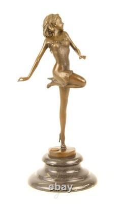 Sculpture d'une Belle Danseuse en bronze sur un socle en marbre d'après B. Zach