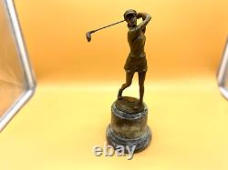 Sculpture d'une Dame golfeur en bronze sur un marbre D'après Milo Sculpture d'une Dame golfeur en bronze sur un marbre D'après Milo