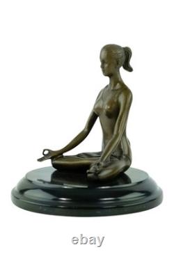 Sculpture d'une Femme Méditante en bronze sur un socle en marbre d'après Paige