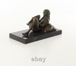 Sculpture d'une Femme nue allongée sur un socle en marbre noir d'après J. Mavchi