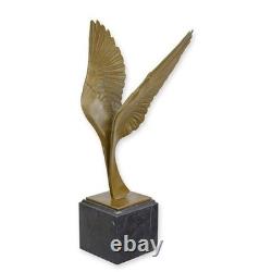 Sculpture d'une Paire d'ailes en bronze sur un socle en marbre noir Signée