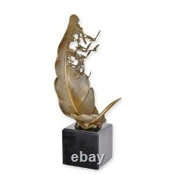 Sculpture d'une Plume etde colombes volantes en bronze sur un marbre noir signée