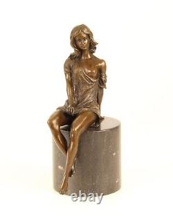 Sculpture d'une femme À Semi-Nue en bronze sur un marbre noir d'après Milo