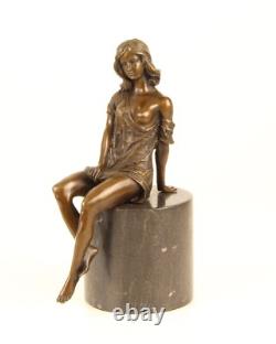 Sculpture d'une femme À Semi-Nue en bronze sur un marbre noir d'après Milo