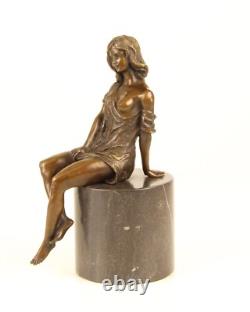 Sculpture d'une femme À Semi-Nue en bronze sur un marbre noir d'après Milo