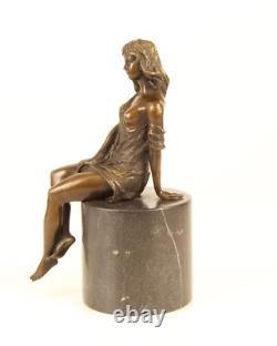 Sculpture d'une femme À Semi-Nue en bronze sur un marbre noir d'après Milo