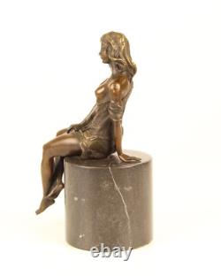 Sculpture d'une femme À Semi-Nue en bronze sur un marbre noir d'après Milo
