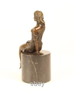 Sculpture d'une femme À Semi-Nue en bronze sur un marbre noir d'après Milo