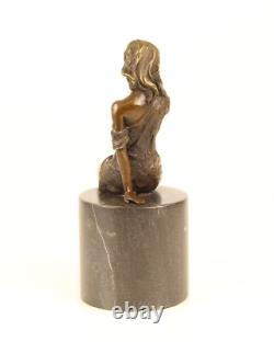 Sculpture d'une femme À Semi-Nue en bronze sur un marbre noir d'après Milo
