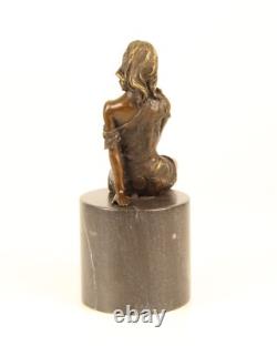 Sculpture d'une femme À Semi-Nue en bronze sur un marbre noir d'après Milo