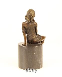 Sculpture d'une femme À Semi-Nue en bronze sur un marbre noir d'après Milo