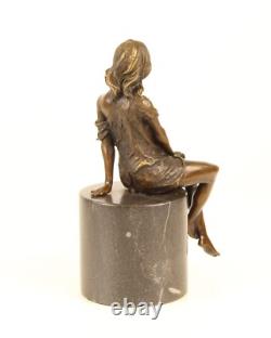 Sculpture d'une femme À Semi-Nue en bronze sur un marbre noir d'après Milo