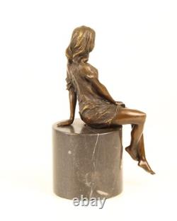 Sculpture d'une femme À Semi-Nue en bronze sur un marbre noir d'après Milo