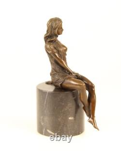 Sculpture d'une femme À Semi-Nue en bronze sur un marbre noir d'après Milo