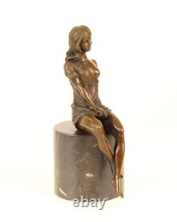 Sculpture d'une femme À Semi-Nue en bronze sur un marbre noir d'après Milo