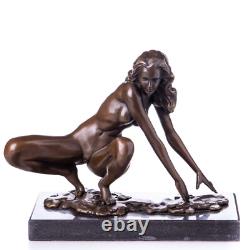 Sculpture d'une femme nue en bronze sur socle en marbre noir d'après Cesaro